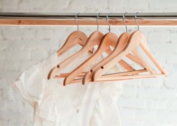 27 Minimalist Clothing Brands Your Budget Will Love