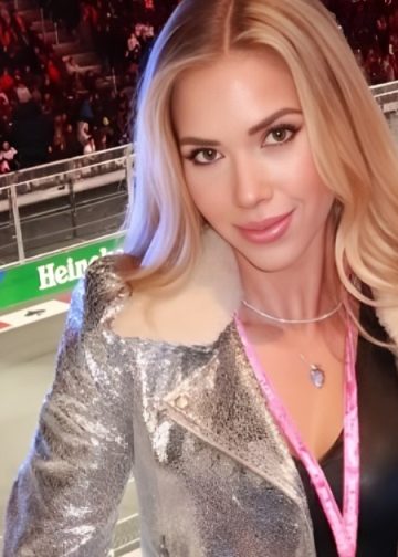 NFL Heiress Gracie Hunt Wows in Mini-Skirt Look