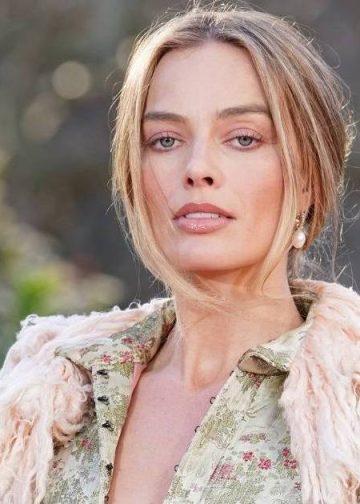 Margot Robbie’s Wiederhoeft Corset Comes With Super Bold Neckline