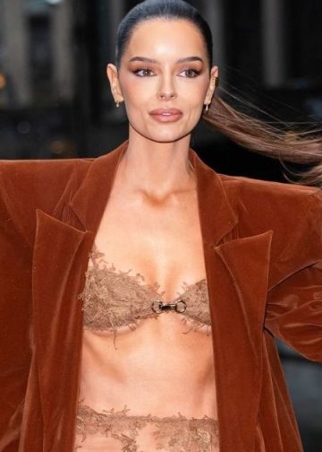 Maura Higgins’ Fit for SiriusXM Is a Bold Mix of Velvet & Lace