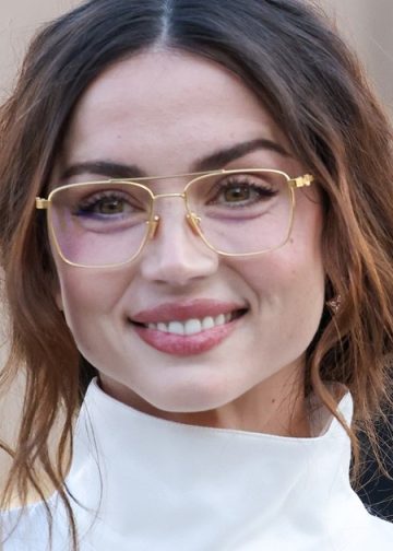 Ana de Armas’ Racy Midriff-Baring Bra-Top Almost Slips off Her Shoulder