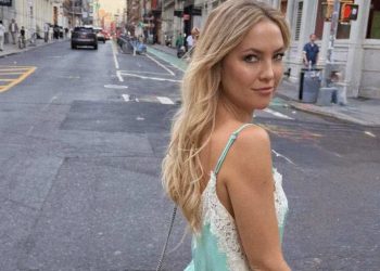 Kate Hudson’s Greece Vacation Is All About Skimpy Bikini Looks